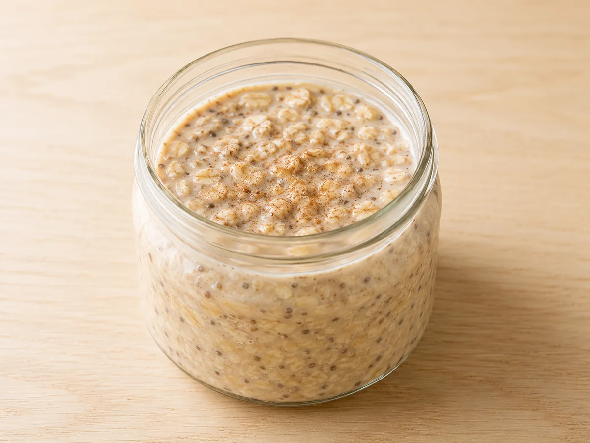 Pote de overnight oats de aveia com banana amassada e canela