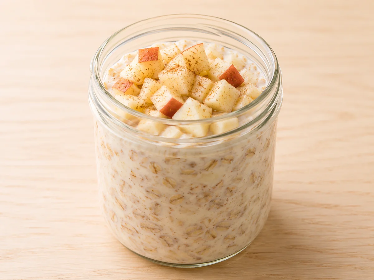 Pote de overnight oats de aveia com iogurte e cubos de maçã